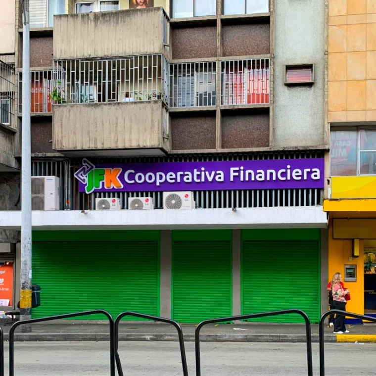 avisos-fachada-acrilico-luz-led